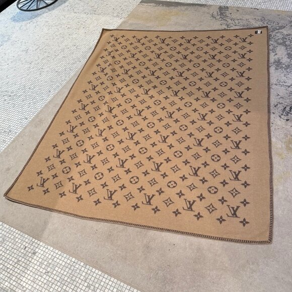 Louis Vuitton x NBA Lettering Brown Wool Cashmere Neo Monogram Blanket - Picture 12 of 13